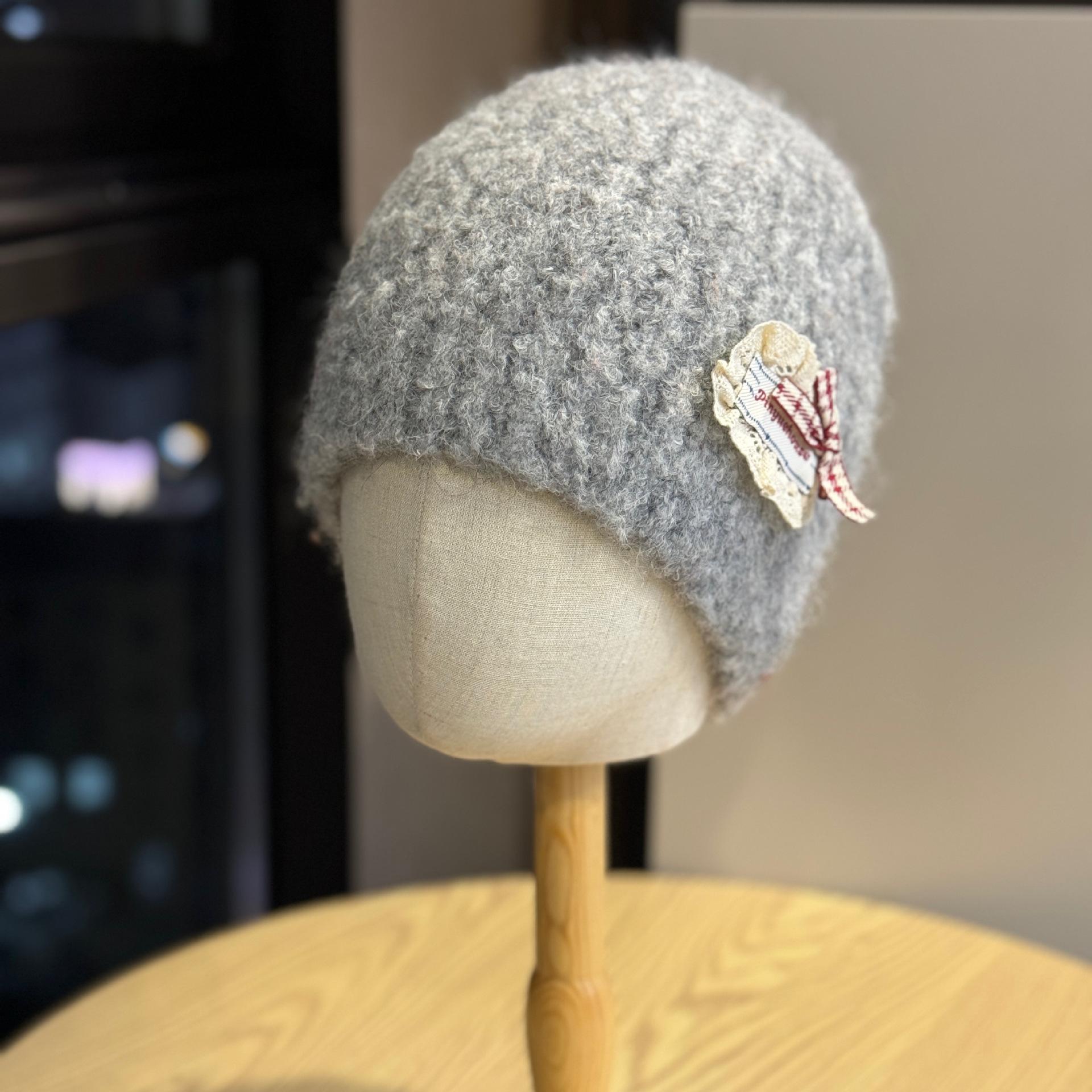 

Korean-style fashionable bow-knot knitted hat for girls, winter skin-friendly, warm, ear-protecting woolen cap, headwrap, cold weather hat Adult54-60Average Size сірий колір