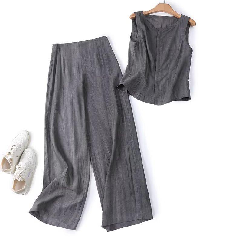 

Women s Summer Commuting Vest & Straight-Leg Pants Suit Small