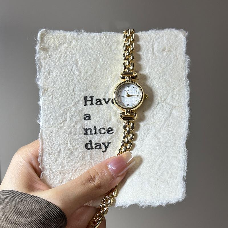 Retro Exquisite And Compact Bracelet Watch, Simple Niche High-End Student Female Watch