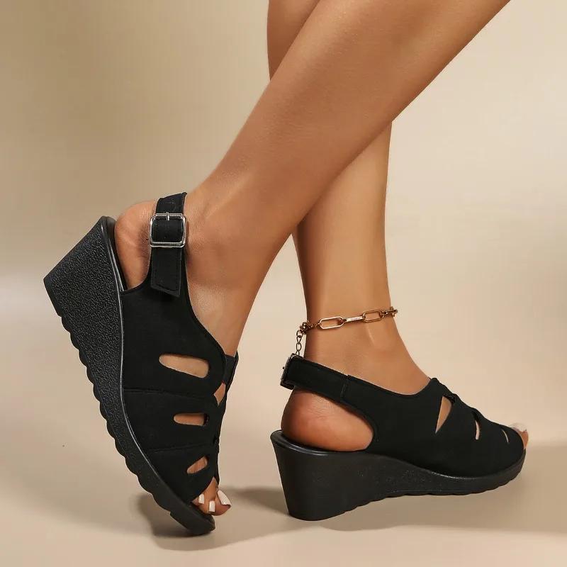 Fashion Plus Size 2025 Summer Women's Sandals Retro Round Toe Buckle Strap Wedges Sandals Outdoor Hollow Casual Daily Peep Toe Slippers