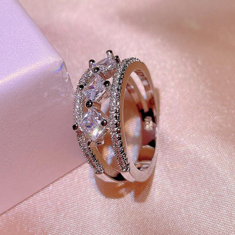 En dame-ring med en zirkon-ring En Valentinsgave En bryllupsmiddag En cocktailring