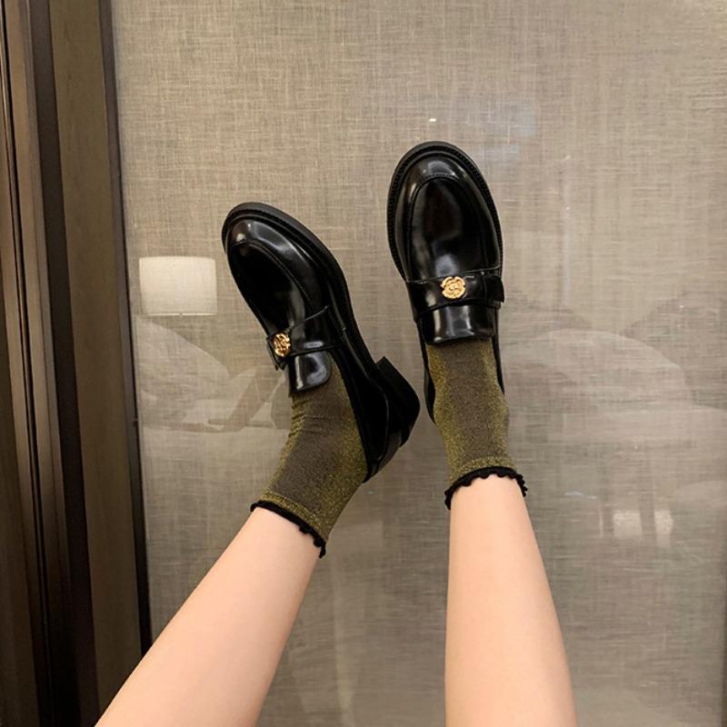 Ganze Rindsleder~ dicksohlige Kamelien-Kleinlederschuhe, Damen-Klein-Goldschnalle, Einschlupf, lässig zum Rock, echtes Leder