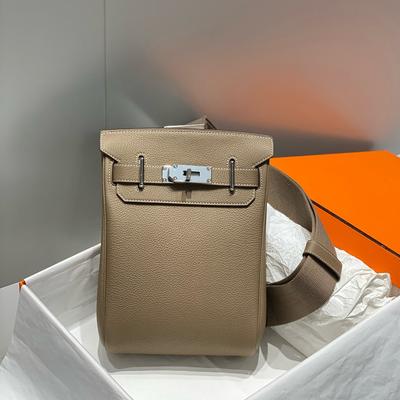 2025 Nova Bolsa de Peito Pequena ADO Uma Alça Transversal Couro Feminina Camada Superior Couro de Vaca Grande Capacidade Mochila de Trabalho