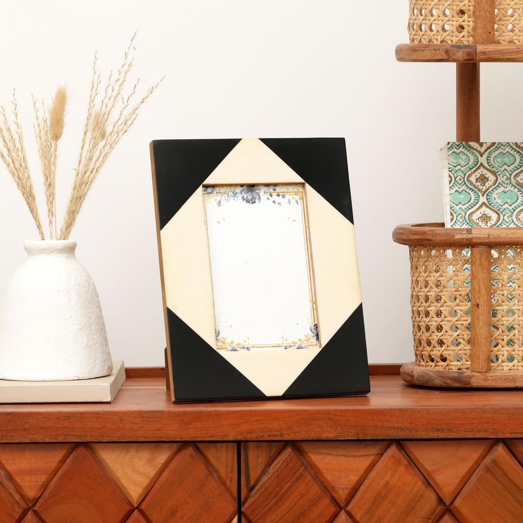Contemporary Geometric Resin Photo Frame – Black & White