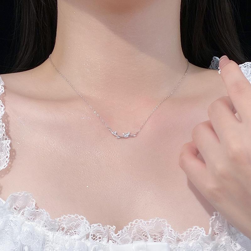 Bamboo Necklaces with A Niche Design That Is Minimalist and High-end In Chinese Style. The Design Feels Like A Polaroid Collarbone Chain