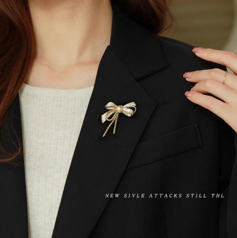 Rhinestone Bowknot Brooch Pins for Women Metal Alloy Elegant Bow Tie Suit Clothing Coat Jewelry Party Accessories Gifts
