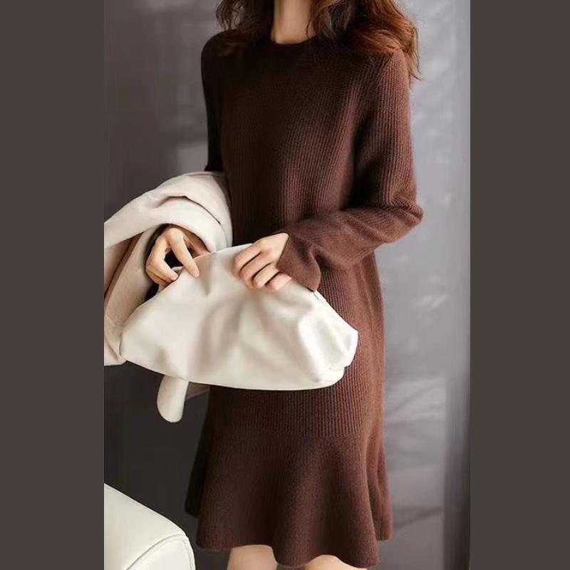 

GMXIA Женское трикотажное платье с оборками и вырезом «рыбий хвост» на осень и зиму, однотонное внутреннее платье с круглым вырезом, темпераментное модное платье one size темно-коричневого