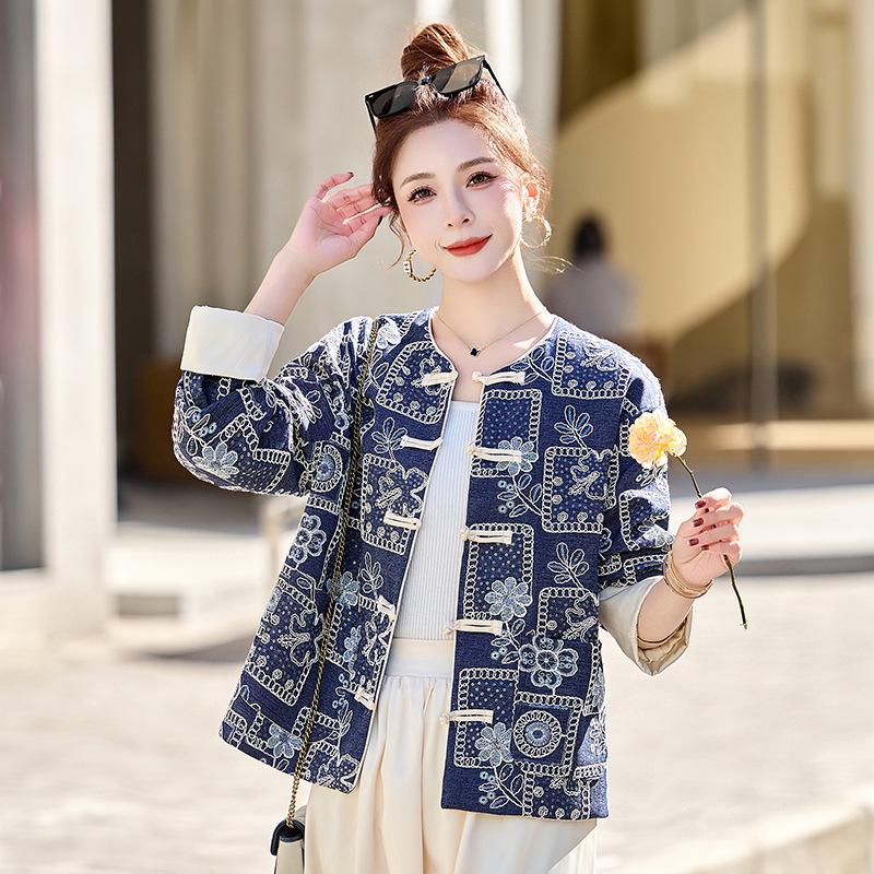 

Стильная джинсовая куртка с вышивкой и пуговицами-лягушками - B2501 XL (130-140 Jin)