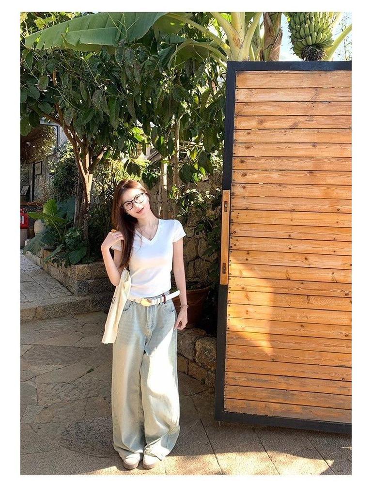 Black V-Neck Slim Fit Short-Sleeve T-Shirt for Women - Stylish Summer Top