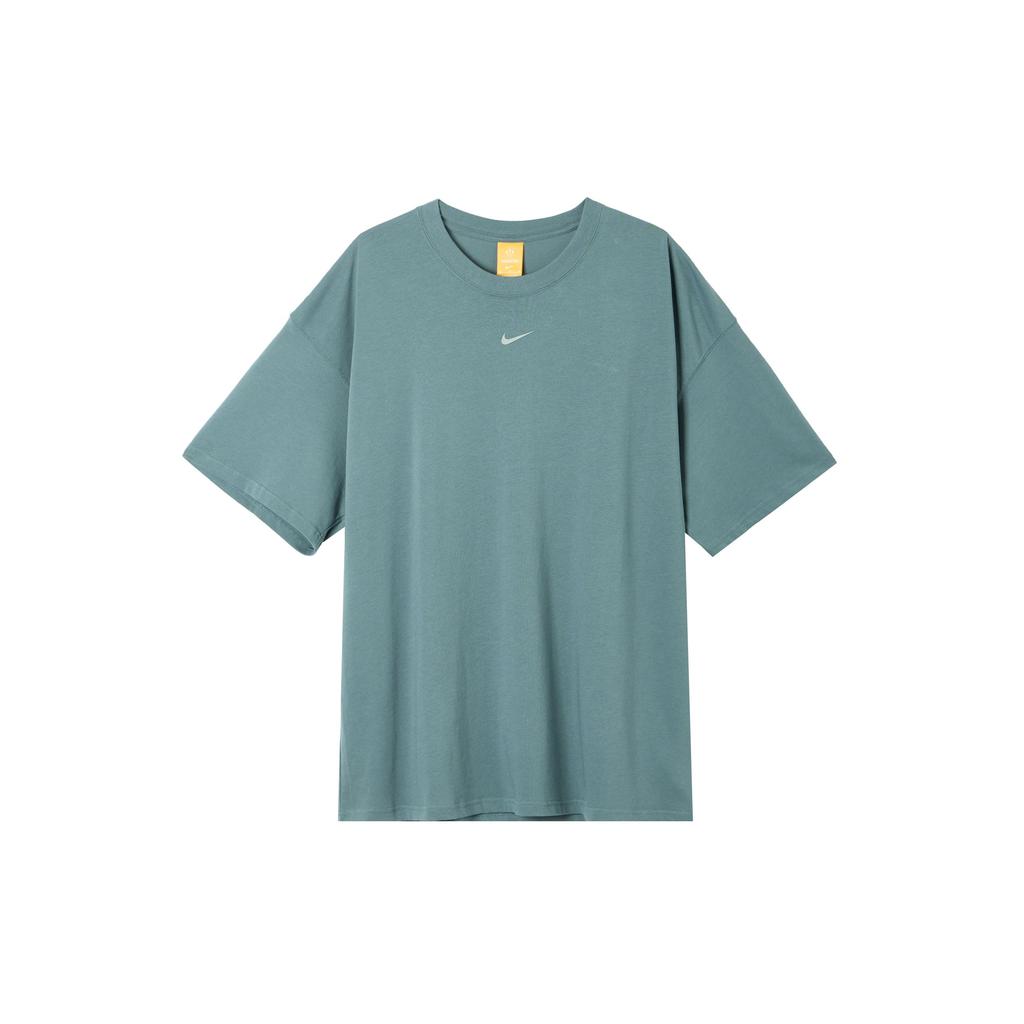 Nike X Nocta Big Body CS Άνετο Μπλουζάκι Κοντομάνικο με Γράμματα Unisex Τοπ ΜινERAL-Slate Ξεθωριασμένο-Έλατο Μικα-Πράσινο FN7663-382