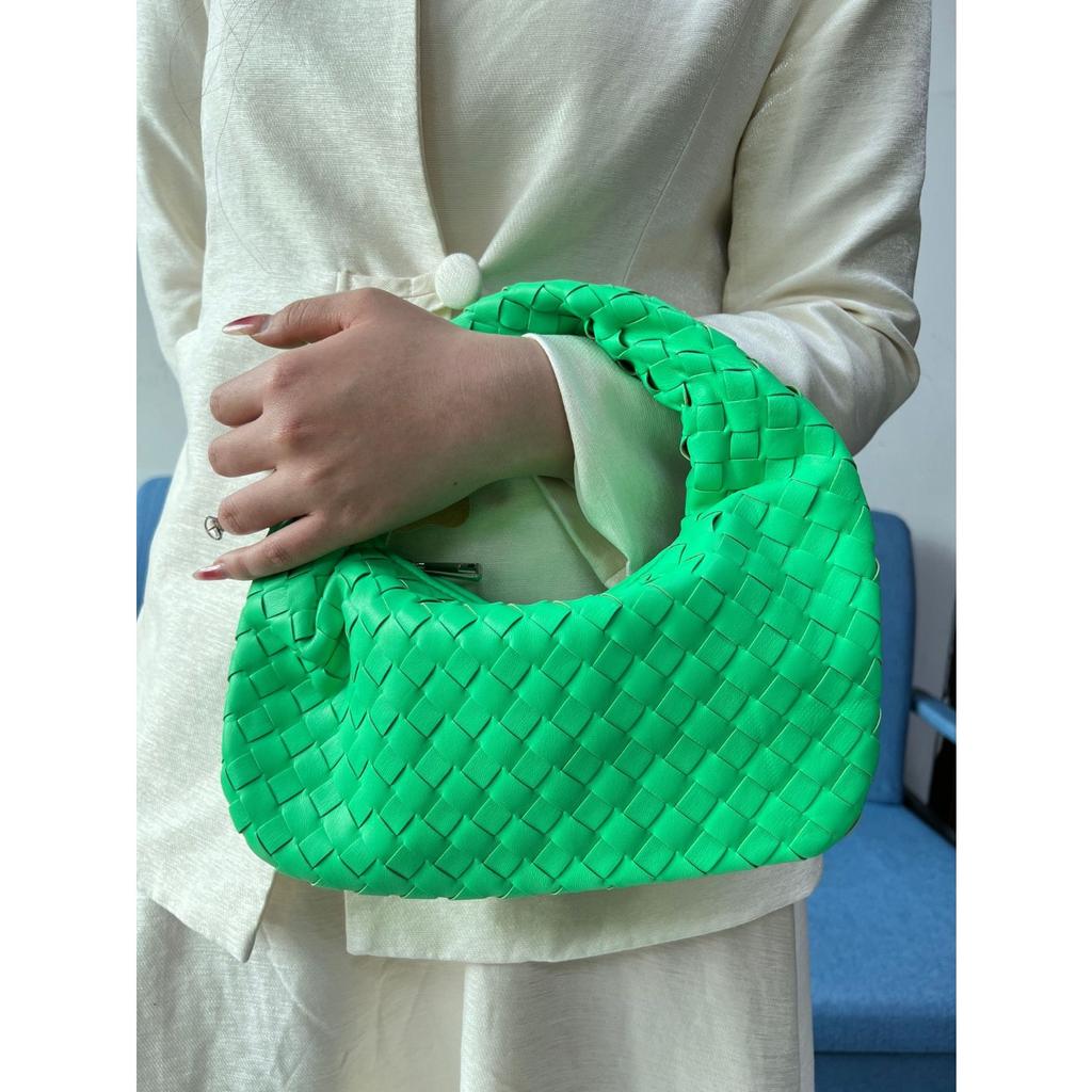 Sacchi intrecciati esplosivi transfrontalieri ingrosso spot 2025 nuove borse per ravioli moda europea e americana borse a nuvola borse da donna