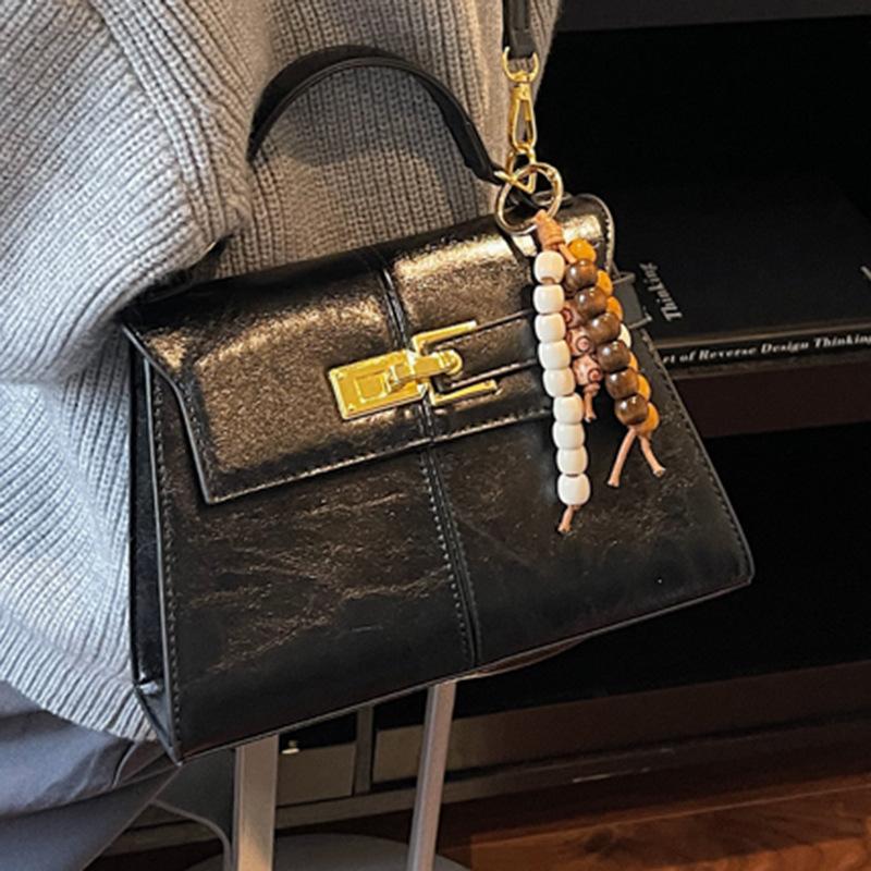 Niche bag women's new winter exquisite high-value commuting shoulder bag fashion casual messenger bag