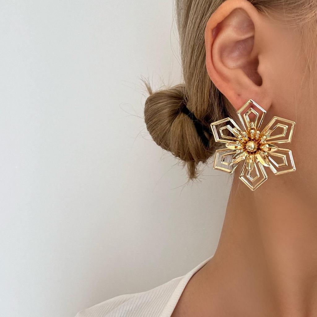Seaside Vacation Floral Stud Earrings for Women - High-End, Elegant Style