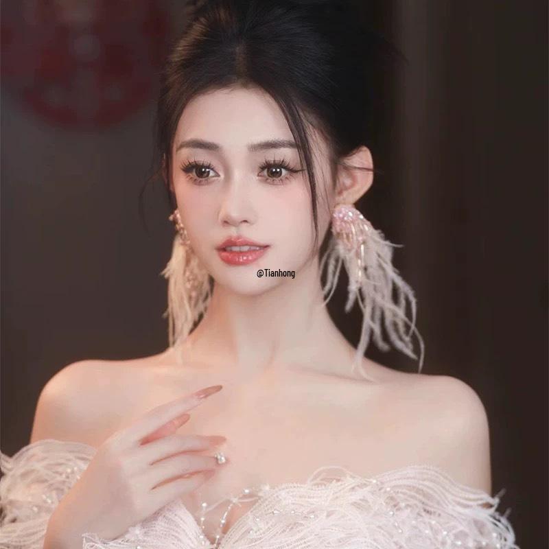 Elegantní náušnice s křišťálovými peříčky: Výrazný svatební a módní doplněk