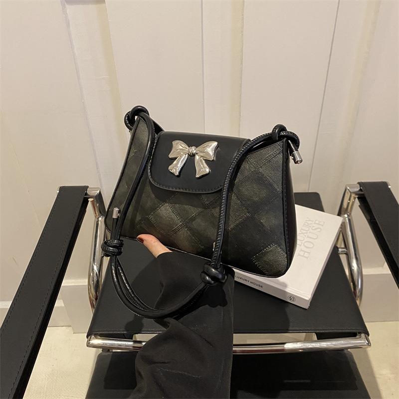 

2024 новая сумка женская иностранная модная простая сумка через плечо корейская версия повседневная маленькая квадратная сумка нишевый дизайн популярная сумка чёрный