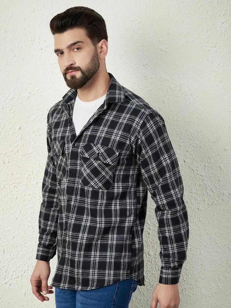 Schwarzes kariertes Flanellhemd mit zwei Taschen – 100 % gekämmte Baumwolle, 180 g/m², lange Ärmel