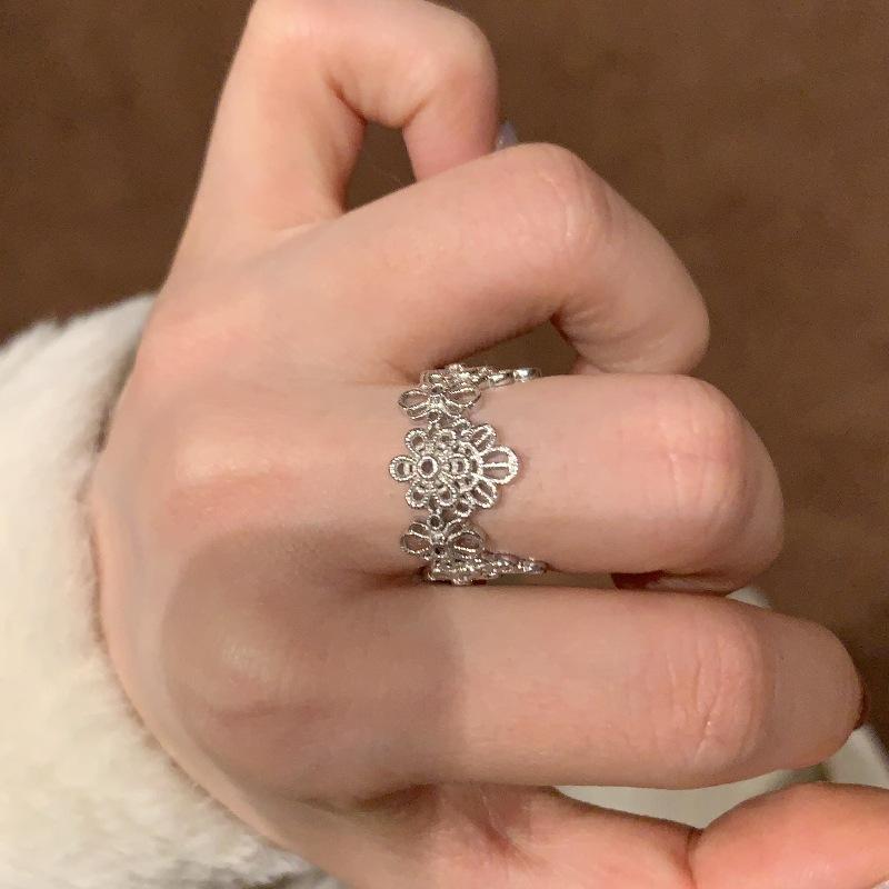 

French Light Luxury Retro Buccellati Flower Lace Hollow Crown Ring Court Style Design Exquisite Ring