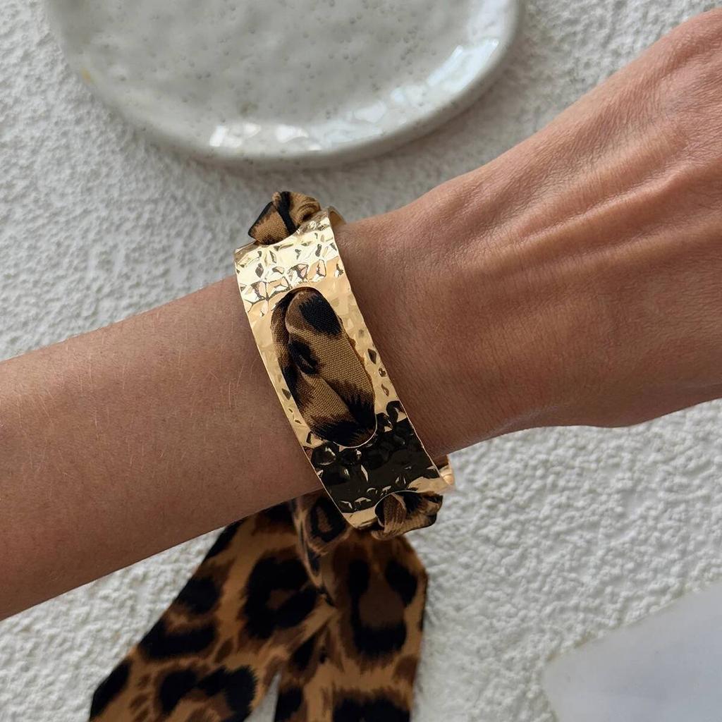 SHIXIN Leopardenmuster Seidenschal Manschettenarmreif Gepunktetes Bandumwickeltes Metall Breites Armband Retro Verstellbar Ethnisch Stil Armband