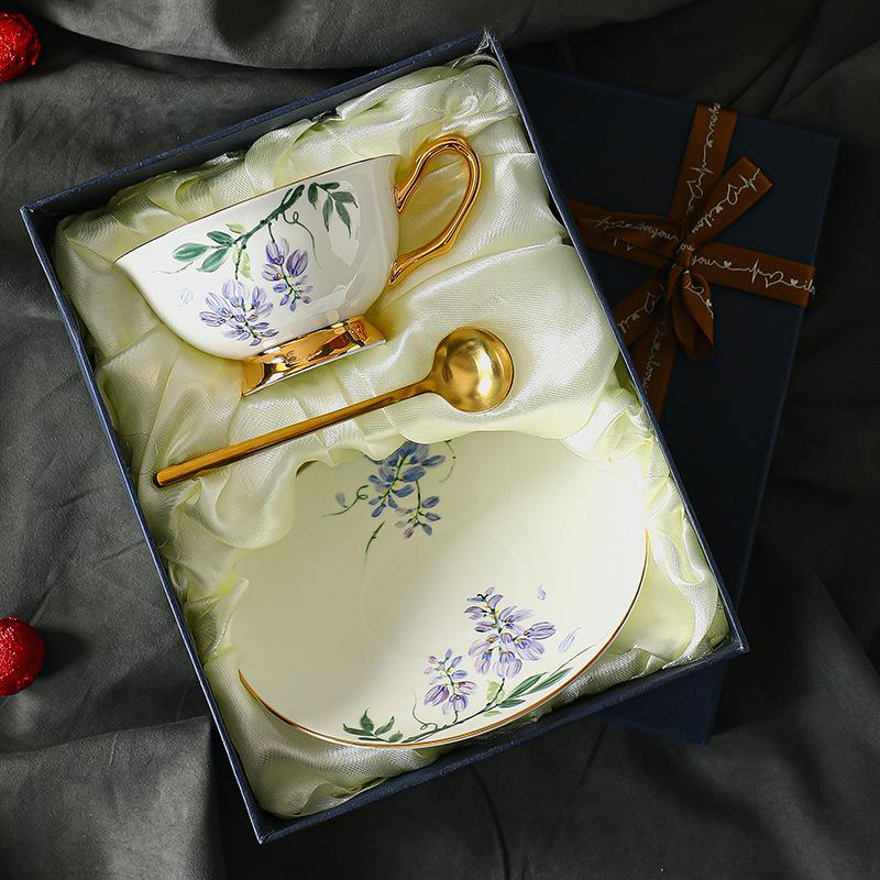 

Європейські кавові чашки та блюдця з кістяного фарфору, висококласний вишуканий та висококласний британський набір для післяобіднього чаю, керамічна склянка для води в подарунок 220ml