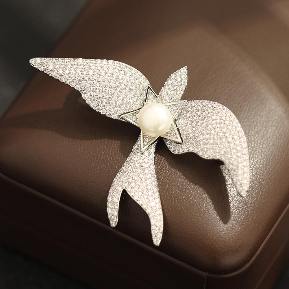 Broche colomb blanc en forme d'étoile incrustée de diamants, luxe léger, épingle animale élégante et haut de gamme, corsage en perles d'eau douce naturelles pour femmes