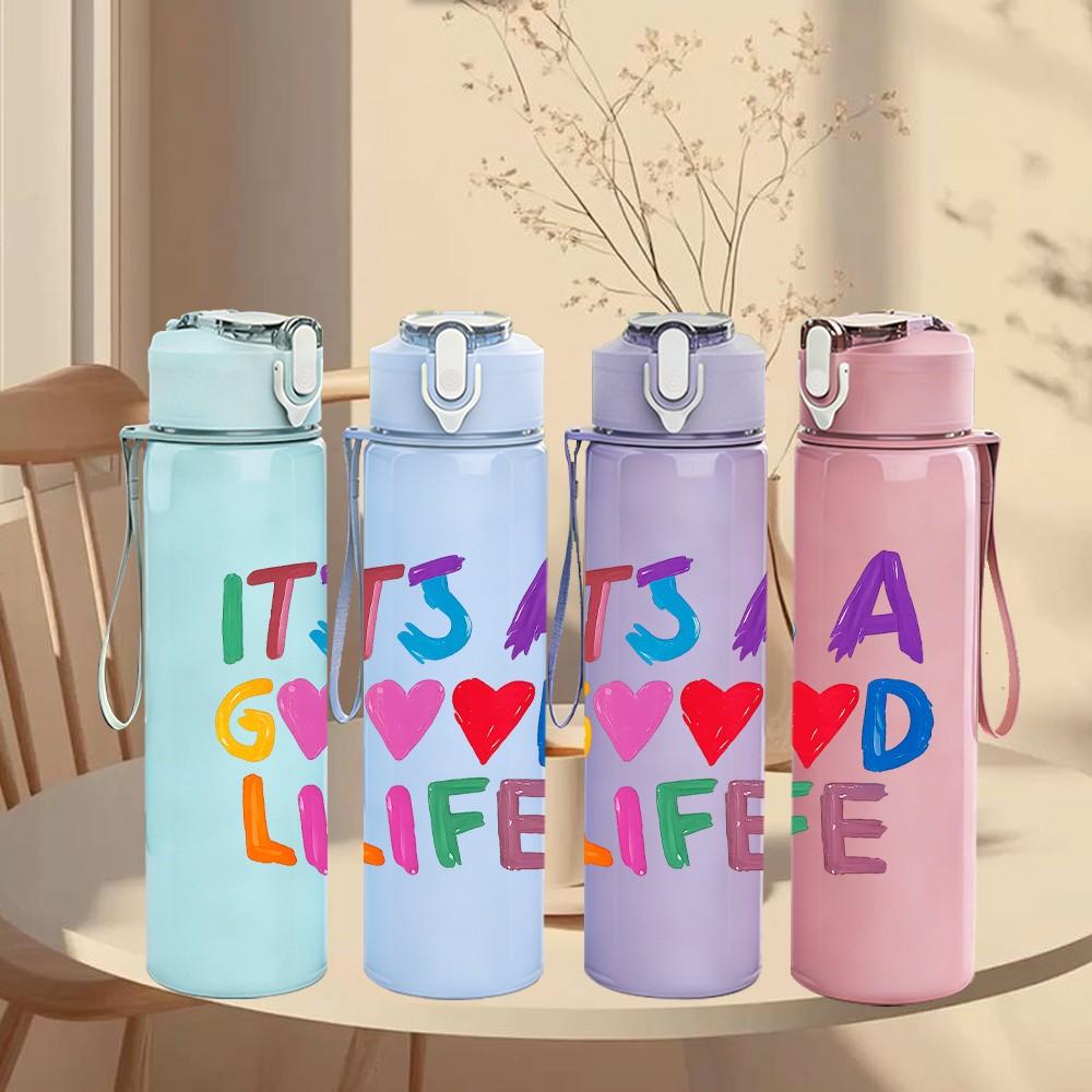 1PC Its A Good Life Colorful Text Print 750ml Color Plastic Sports Water Bottle Leakproof Flip Straw Lid Suitable for Sports Office Home Use