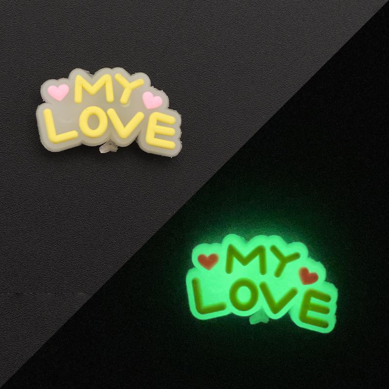 Set Nou de Accesorii Luminoase pentru Pantofi Sandale Tip Croc Decorare Pini Accesorii Pantofi DIY pentru Bărbați Femei Copii Litere Curcubeu Mâncare
