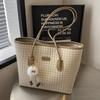 Women's bags, high-end large-capacity bags, autumn and winter new fashionable commuting shoulder handbags, popular woven tote bags