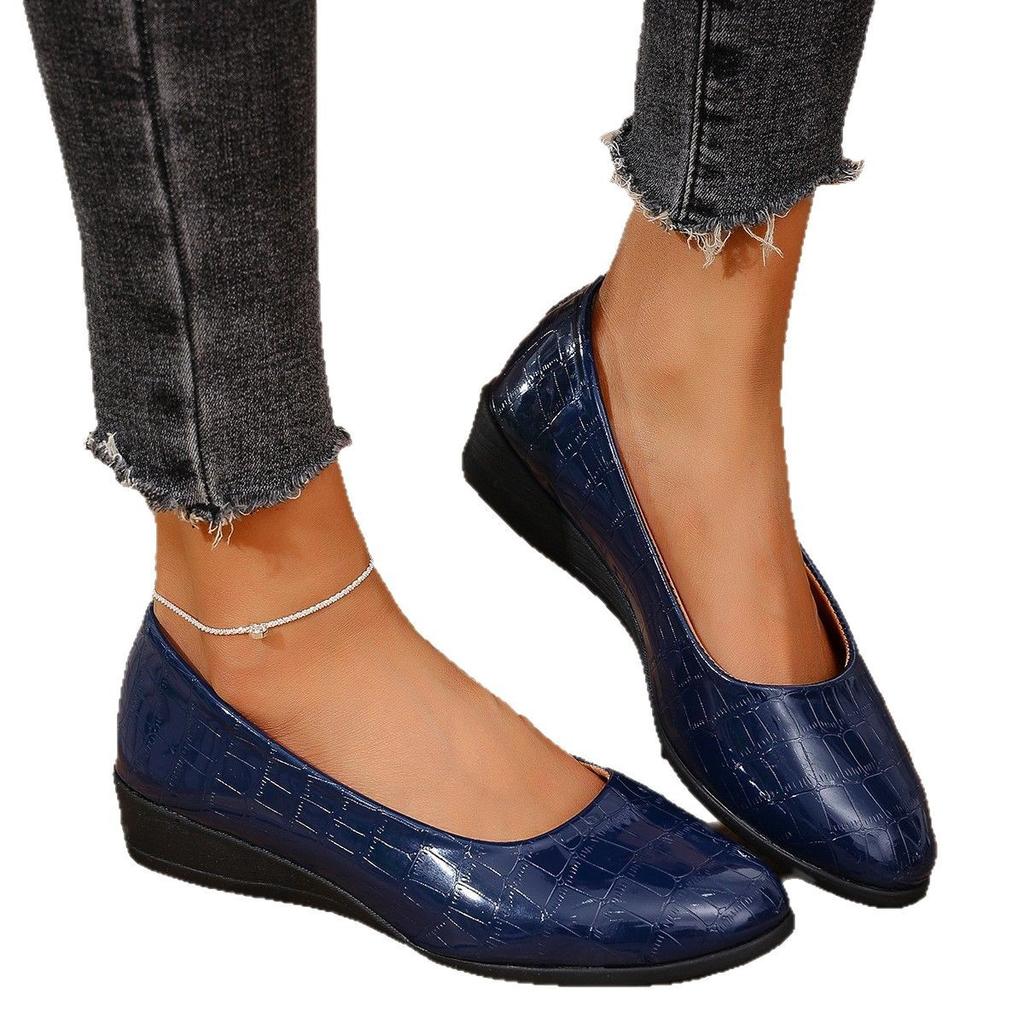 Spot 2025 Spring New Flat-soled Single Shoes Large Size Women's Lazy Shallow Mouth Soft-soled Doudou Shoes