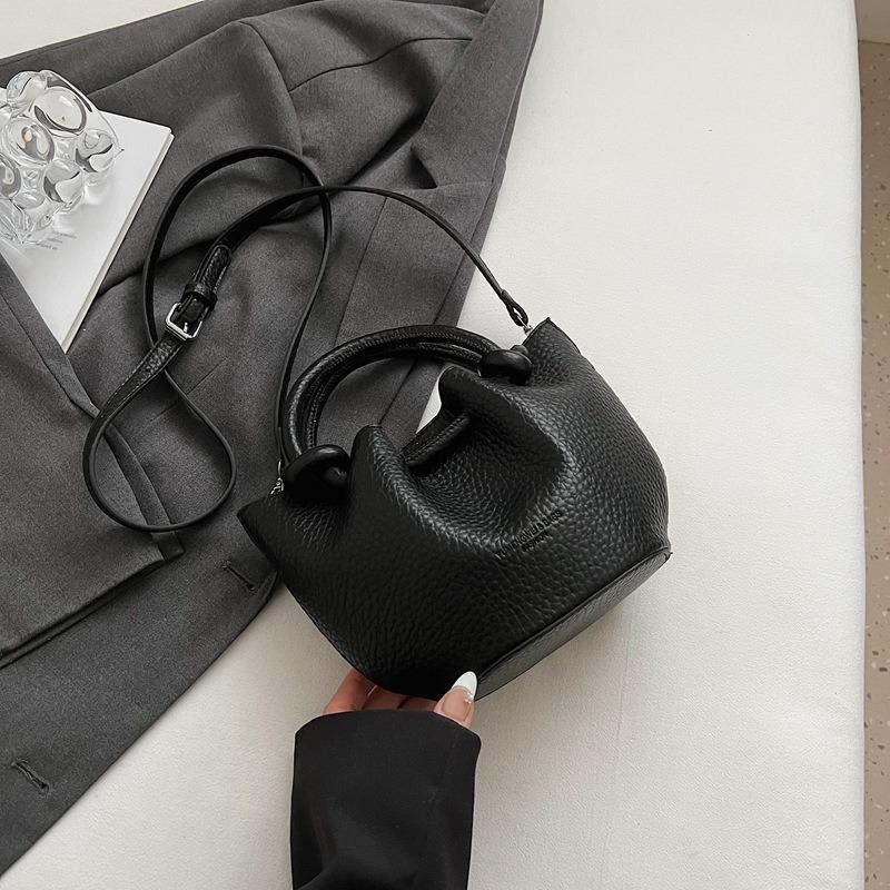 Spring and summer retro high-end bag women's new fashion versatile messenger bag portable bucket bag