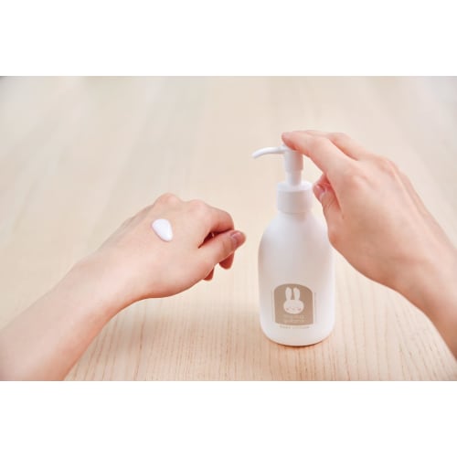 Mamagokoro Milk-Type Body Lotion for Sensitive Skin In Babies and Adults, 200ml (99.8% Plant-Derived, All-in-One Face and Body Lotion, Made with Japan