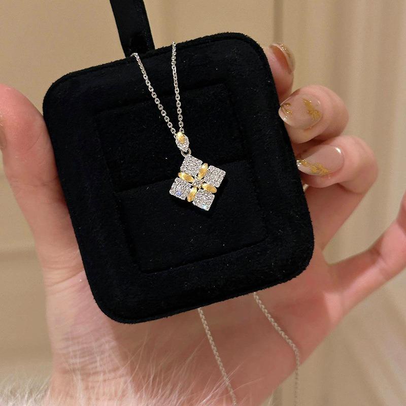 High Quality Snowflake Geometric diamond shape Necklace Fashion Style Light Luxury Elegant Pendant Party Wedding