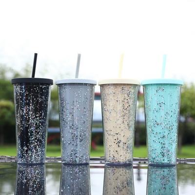 Eiskaffeetasse mit Strohhalm und Wasserfüllung. Schön aussehende, praktische Saftwasser-Kaffeetasse, Flasche, Bürobedarf