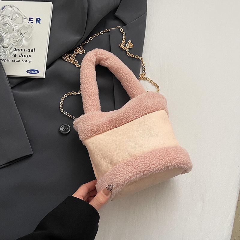 

Пушистая маленькая сумка в иностранном стиле 2025 осень новая модная женская сумка-мессенджер на цепочке пушистая портативная сумка-ведро