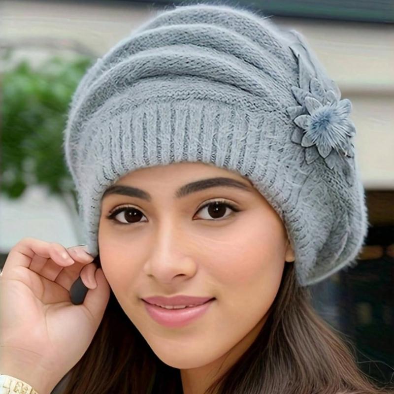 

1 шт. Уютный вязаный берет для женщин - Теплая, эластичная акриловая зимняя шапка с защитой ушей, идеально подходит для катания на лыжах и мероприятий на открытом воздухе Double FlowerLight Gray