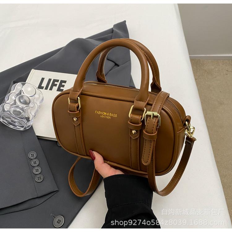 Retro Portable Small Bag Women's 2025 New Bowling Bag Popular Messenger Bag Fashionable Commuter Shoulder Bag
