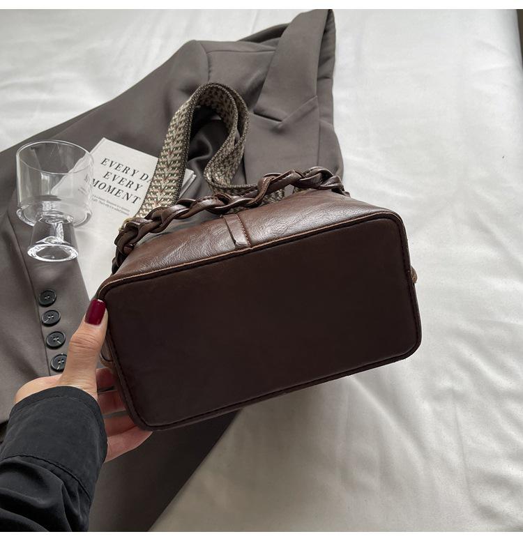 2025 Autumn/Winter Retro Crossbody Bucket Bag – Large Capacity, Trendy Niche Underarm Handbag