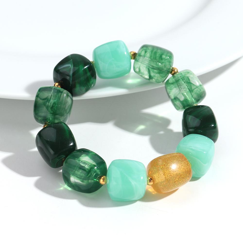 Neues mehrfarbiges geometrisches Acryl-Perlenarmband für Damen Trendiges unregelmäßiges quadratisches Harz-Elastikarmband Handgemachter Schmuck Geschenk