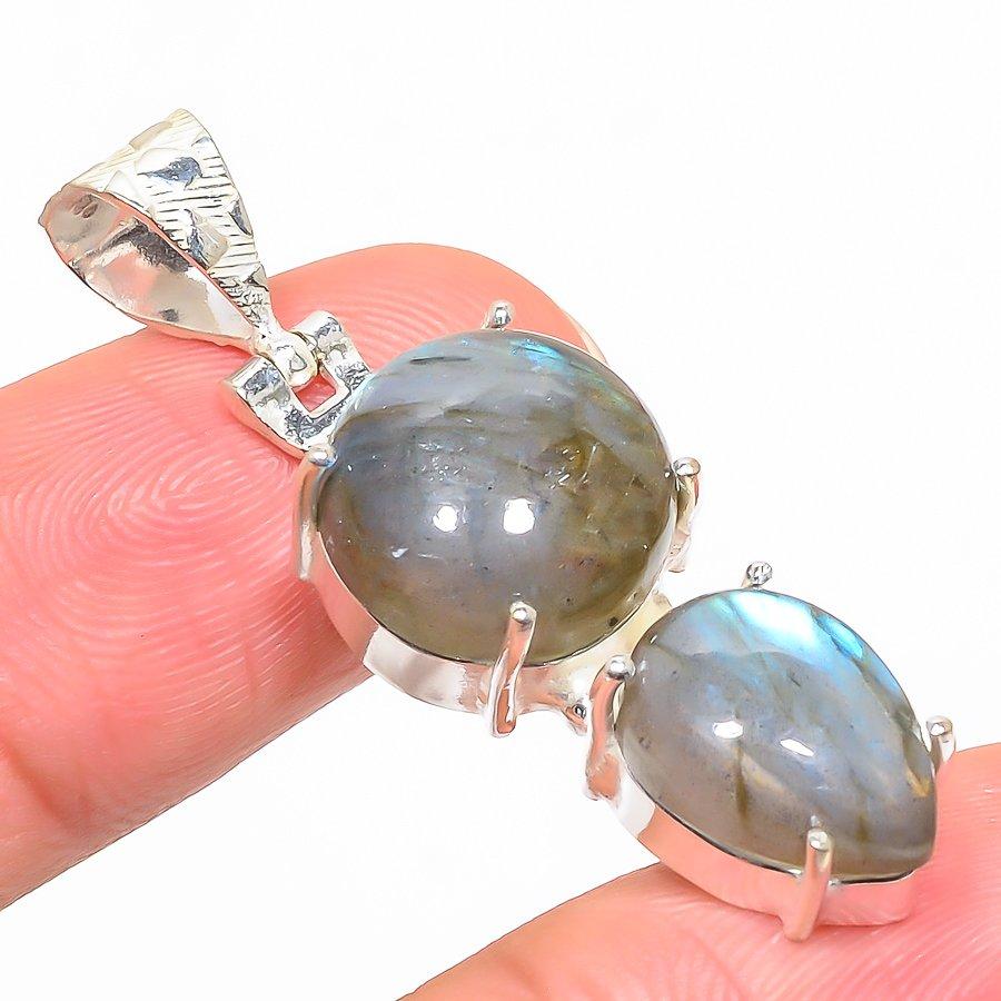 

Подвеска из стерлингового серебра 925 пробы с натуральным лабрадоритом ручной работы 1,77 дюйма r3U79