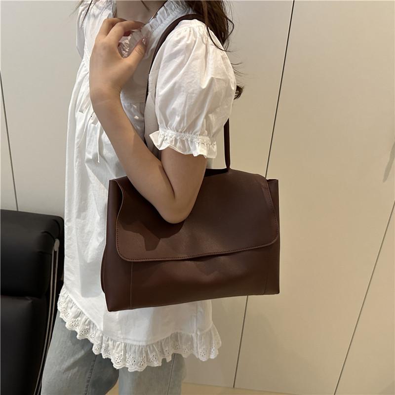 Womens Oversized Shoulder Bag With Stitching Detail For Street Style Fashion