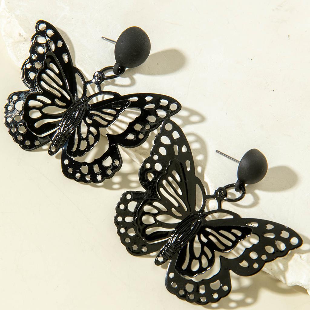 Personalized and creative three-dimensional dark butterfly stud earrings, sweet and cool hollow niche earrings jewelry