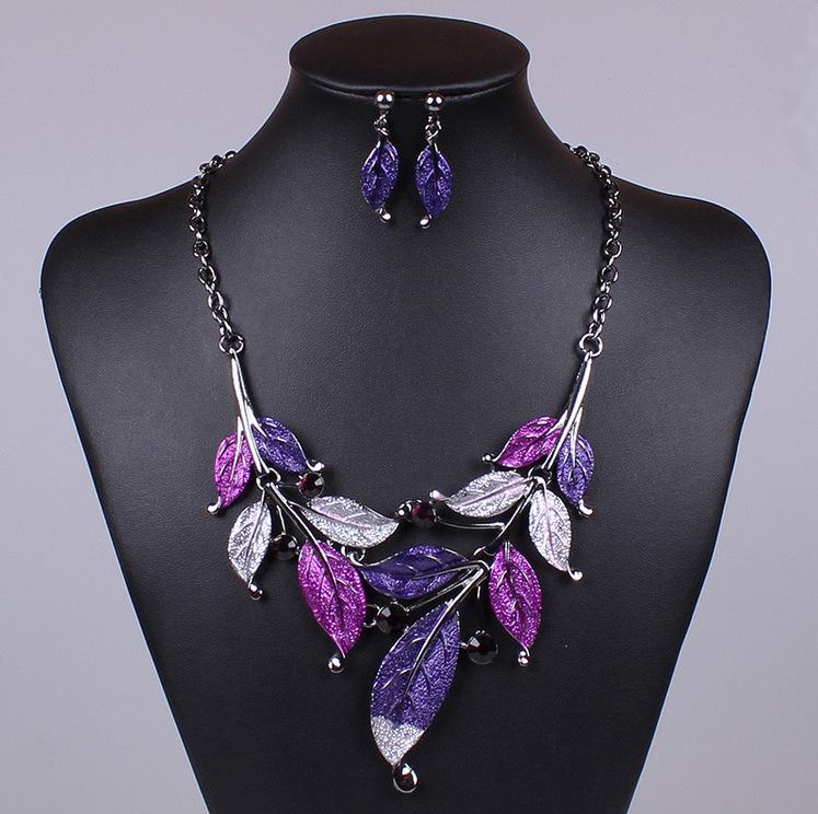 

Vintage European Retro Leaf Necklace and Earring Set with Diamonds сірий колір