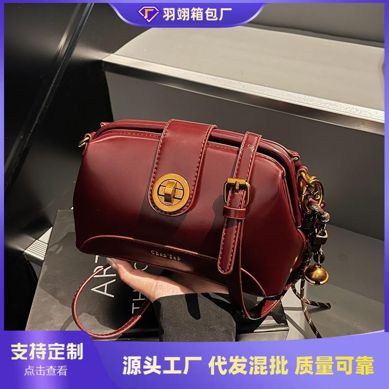 Small bag women's fashion retro new niche design shoulder messenger bag clip pillow bag