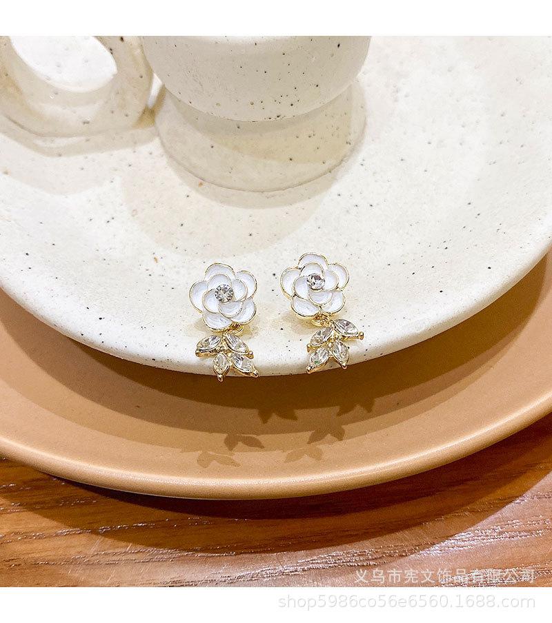 White camellia earrings women s niche design sense super fairy temperament stud earrings new simple ear jewelry белый