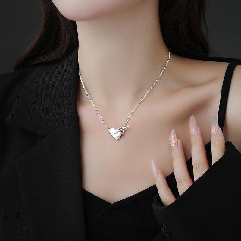 ANENJERY Colier cu pandantiv cu inimă de dragoste netedă pentru femei, lanț de claviculă de nișă delicată, bijuterii de zi cu zi asortate