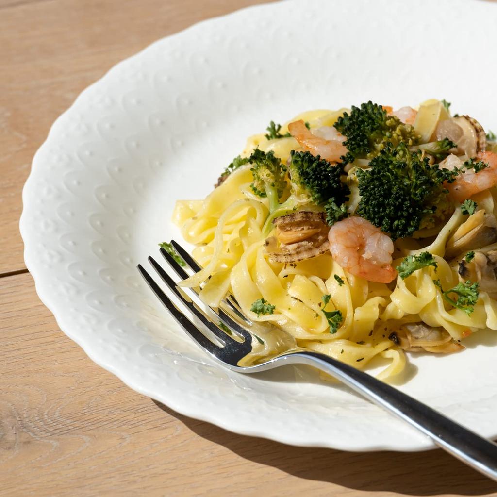 NARUMI Silky White Dinnerware Cute Relief Set for Gift Set, Design, 5-Piece One, Boxed, 9968-23381