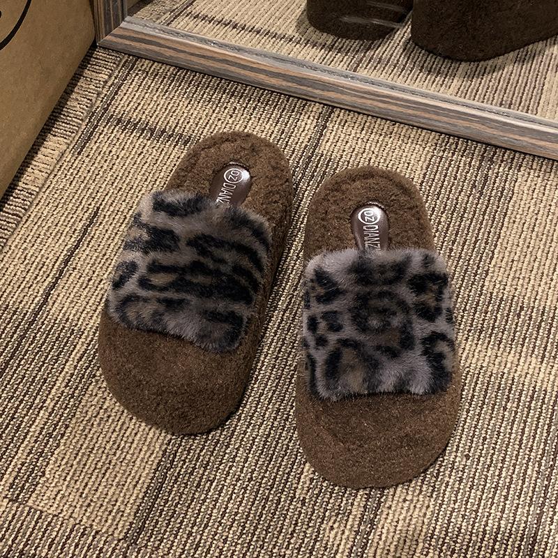 Маленький человек носит пушистые тапочки на толстой подошве для женщин 2024 года новый ретро-модный темперамент повседневный удобный односложный прилив 34 чёрный 2489₽