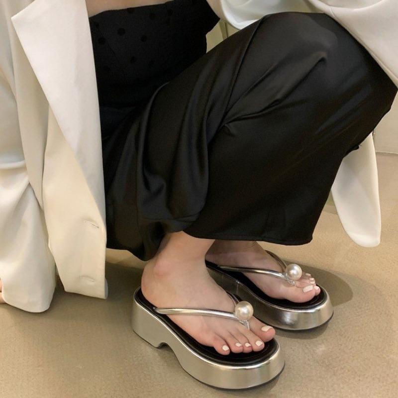 

Женские модные шлепанцы на платформе, летние новые, с круглым носком, жемчужной отделкой, мягкой подошвой, противоскользящие, износостойкие шлепанцы 40