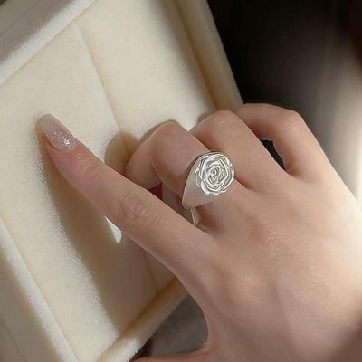 Exquisiter offener verstellbarer Ring mit Rosenblüte für Damen: Leichter Luxus & Vielseitiges Modeaccessoire