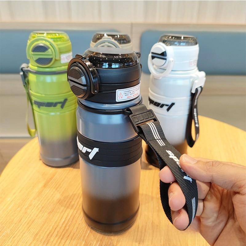 Tragbare, isolierte Sport-Trinkflasche mit Strohhalmverschluss für Schüler und Outdoor-Aktivitäten