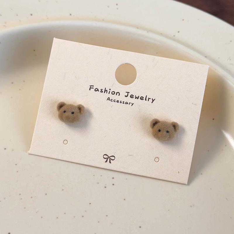 

Осенне-зимние серьги-пусеты в виде плюшевого мишки кофейного цвета с флокированным жемчугом - Сладкий, изысканный, пушистый дизайн